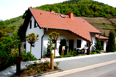 Hier sehen sie das Haus von Vorne. An der linken seite befindet sich die Treppe, über die sie zur Eingangstür und auf Terasse, Balkon der Ferienwohnung gelangen. Haus von vorne